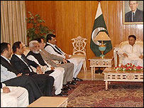 سرحد اسمبلی کے حکومت نواز ارکان(فائل فوٹو) 