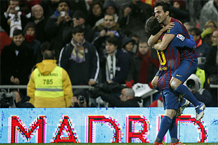 Cesc Fábregas y Lionel Messi celebran la victoria azulgrana