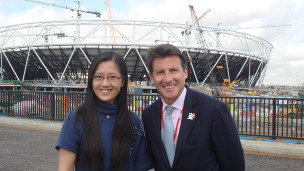 賀康靜與倫敦奧組委主席科勛爵在奧運主會場前