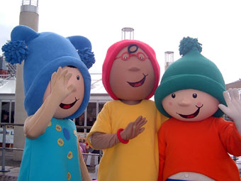 Cymeriadau y Bobinogi yn crwydro'r maes