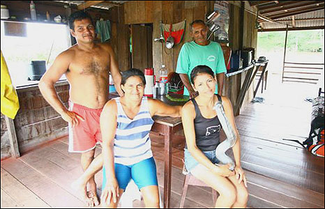 Familia din locuinta lacustra