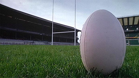 Pêl rygbi o flaen pyst