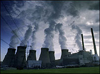 Bir enerji santralinden yayılan dumanlar