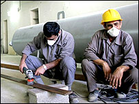 کارشناسان در نيروگاه بوشهر