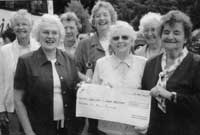 Swyddogion Merched y Wawr gyda'r siec a dalodd am y daith i'r Faenol.