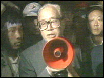 احتجاج کرنے والے طالب علموں سے خطاب کرتے ہوئے