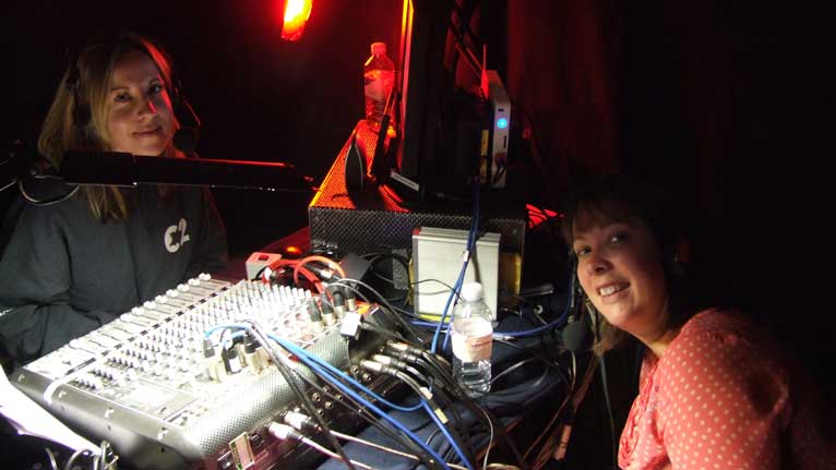 Magi a Jeni yn y Stiwdio