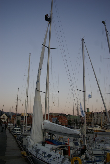 Jan Ove up the mast doing some last minute re-jigging.
