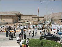 تجمع در برابر تاسيسات فراوری اورانيوم در اصفهان در حمايت از برنامه هسته ای ايران