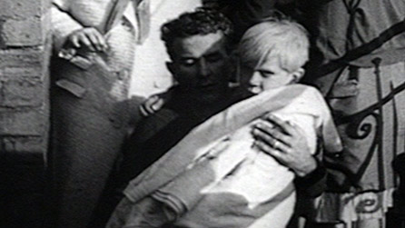 Achub plentyn o ysgol Aberfan