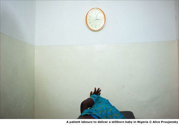 A patient labours to deliver a stillborn baby in Nigeria © Alice Proujansky
