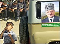 Garoto junto a pôster de Kadyrov