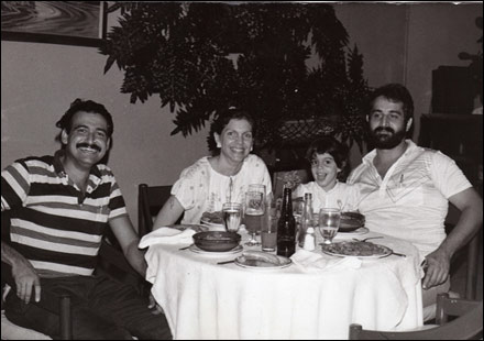 Familia cubana durante la época dorada del socialismo en Cuba