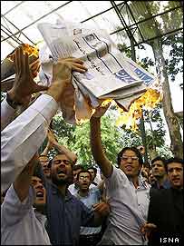 تظاهرات عليه روزنامه ايران