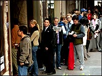 Kuyrukta bekleyen seçmenler