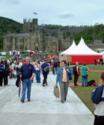 Ar y maes ym Margam.