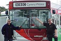 Steve Jarvis a Steve Lloyd o flaen y bws