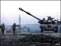 لبنان کی سرحد کے اندر اسرائیلی فوج کے زمینی حملے جاری ہیں۔