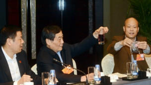 朱张金在人大会议现场演示健康黑皮花生的毒化程度