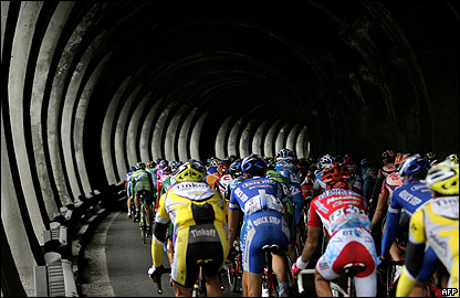 Ciclistas entrando a un túnel