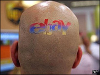 Saçını eBay şeklinde kazıtmış bir adam