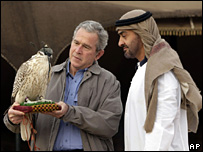 George Bush BAE'de bir şahini inceliyor.