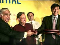 लक्ष्मी मित्तल, पेट्रोलियम मंत्री मणिशंकर अय्यर, ओएनजीसी के सुबीर राहा