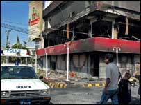 مظاہرین نے کے ایف سی کو آگ لگادی