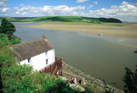 Cartref Dylan Thomas yn Nhalacharn, llun gan Bwrdd Croeso Cymru