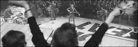 Crowds cheer Gerry Marsden