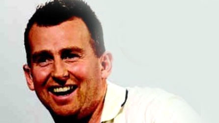 Nigel Owens ar glawr ei lyfr
