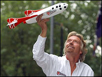 ريچارد برنسون و ماکتی از سفينه فضايی ويرجين