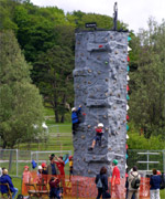 Dringo ar y wal ddringo.