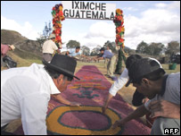 Bush'u karşılamaya hazırlanan Mayalar