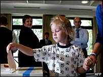 Lüksemburg'da sandığa oy pusulası atan küçük kız