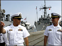 Sĩ quan Hoa Kỳ trên chiến hạm USS Guardian tại cảng Hải Phòng cuối năm 2007
