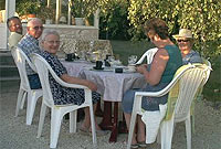 Dafydd Williams a ffrindiau yn mwynhau yn Ffrainc