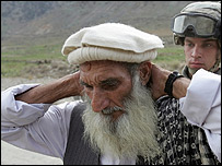  سرباز آمريکايی در حال بازرسی مرد افغان