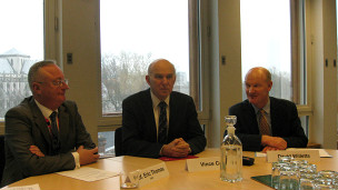 （右起）英国大学部长威利茨、商务大臣凯布尔、英国大学组织主席托马斯在记者会上（摄影：子川）