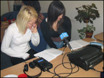 Nxënës serbë duke pritur përgjigjen nga bashkëbiseduesit e tyre