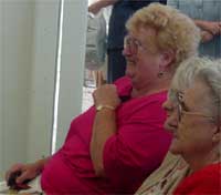 Ena - gwen ta phryder ar ei hwyneb?