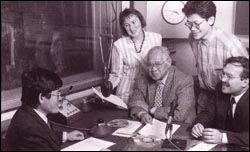 ทีมงานบีบีซีไทยในห้องส่ง