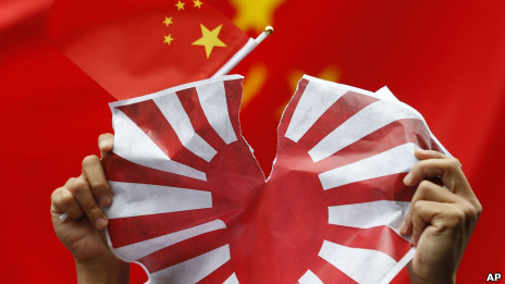 Người biểu tình TQ xé quốc kỳ mặt trời mọc cũ của Nhật ở Hong Kong hôm 16/8