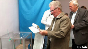 виборці голосують на дільниці 