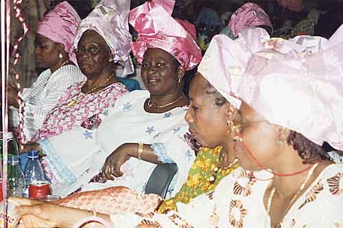 Mrs Rosalina Shonde (centre) photo © Maud Hand