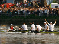 牛、桥赛艇，路人旁观