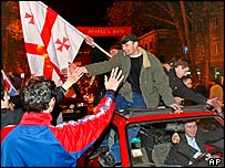 Tiflis sokaklarındaki göstericiler Şevardnazde'nin istifasını kutluyor