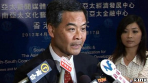 梁振英稱香港醫院明年應停收雙非孕婦。