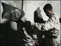 یکی از نیروهای آمریکایی، یک فرد مظنون را در موصل دستگیر می کند