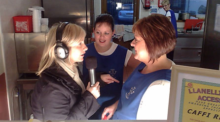 Eleri'n sgwrsio gyda Beth a Gill sy'n gweithio yn y caffi